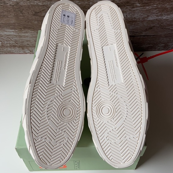 Off-White c/o Virgil Abloh Men’s Mid Top Sneaker - Picture 4 of 6
